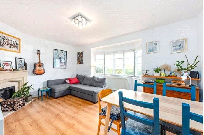 2 Bedroom Maisonette To Rent In Ossulton Way, East Finchley, London, N2
