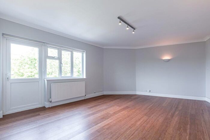 4 Bedroom Flat To Rent In Brondesbury Court Willesden Lane, NW2
