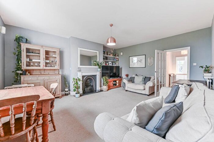 2 Bedroom Flat To Rent In Highland Road, Crystal Palace, London, SE19