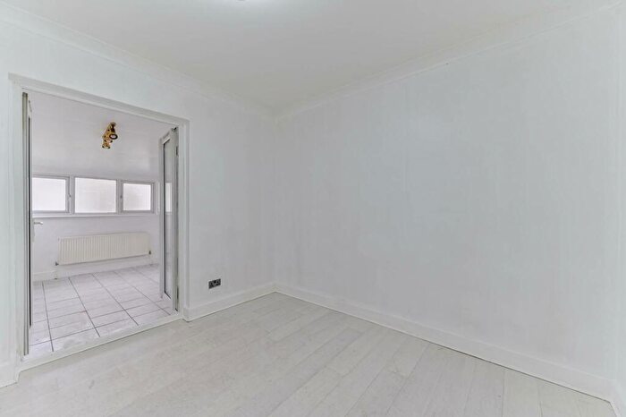 3 Bedroom Terraced House For Sale In Thornton Road, Croydon, CR0