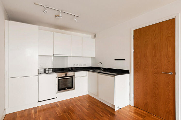 1 Bedroom Flat To Rent In Queensbridge Road, London, E2