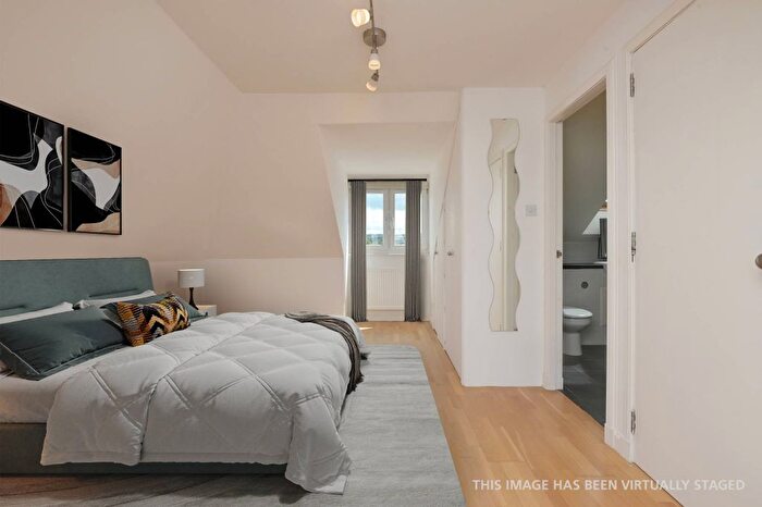 2 Bedroom Flat For Sale In Bonnyrigg Road, Eskbank, Dalkeith, Midlothian, EH22