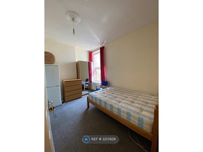 Studio To Rent In Finchley Road, London, NW11