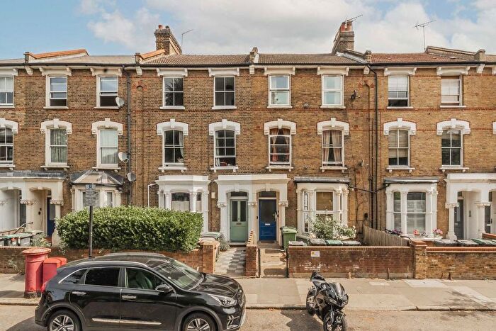 2 Bedroom Flat For Sale In Victoria Road, London, N4