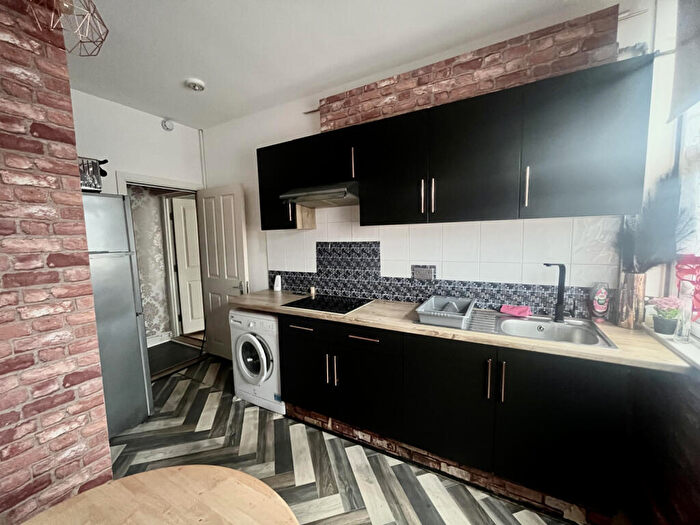 Flat To Rent In High Road, N22