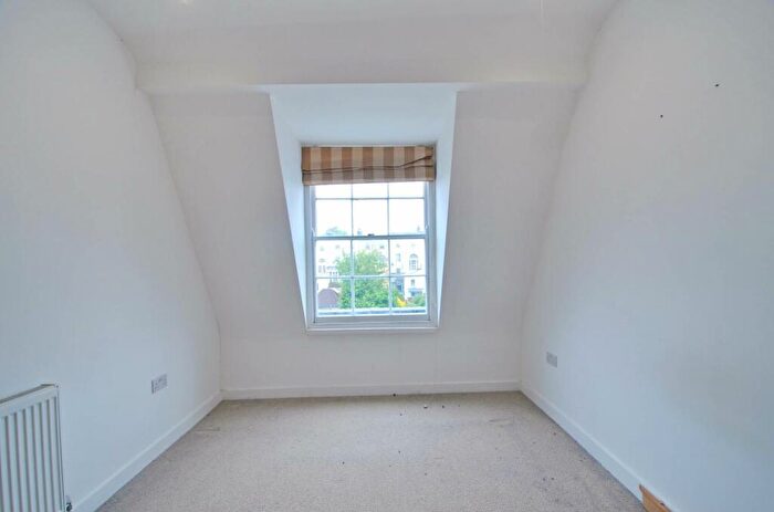 1 Bedroom Apartment To Rent In Royal York Crescent, Clifton, BS8