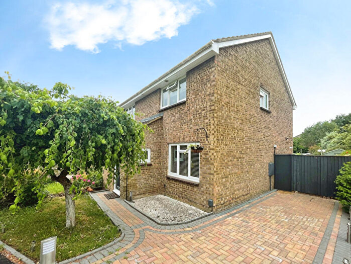 2 Bedroom Semi Detached House For Sale In Meadow Way, Yarnton, OX5
