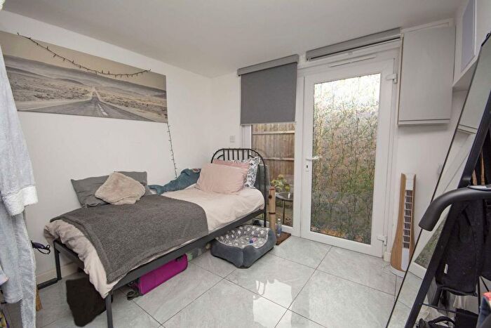 Studio To Rent In Great North Way, London, NW4