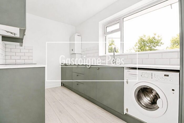 2 Bedroom Maisonette To Rent In Minchin Close, Leatherhead, KT22