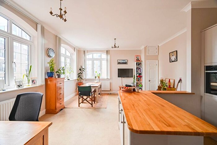 2 Bedroom Flat For Sale In St Georges Square, Limehouse, London, E14