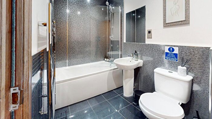 2 Bedroom Flat To Rent In Castle Street, City Centre, Aberdeen, AB11