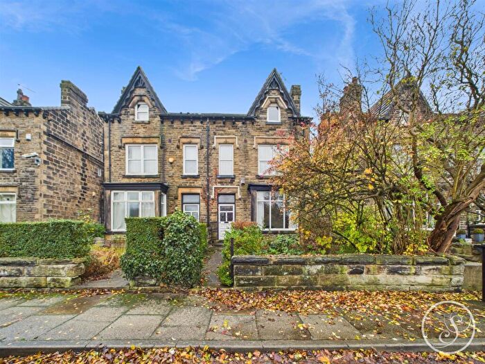 4 Bedroom Semi Detached House For Sale In Hollyshaw Walk, Leeds, LS15