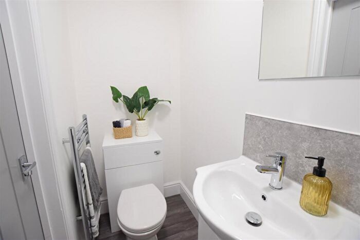 5 Bedroom End Of Terrace House To Rent In Abbot Street - Student Ensuite House - /, LN5