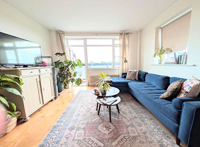 3 Bedroom Flat To Rent In Byron Court, Fairfax Road, Swiss Cottage, NW6