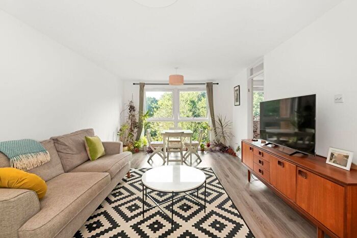 2 Bedroom Flat For Sale In Beulah Hill, Crystal Palace, London, SE19
