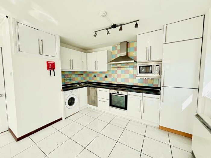 2 Bedroom Flat To Rent In Dunedin House, Canning Town, E16