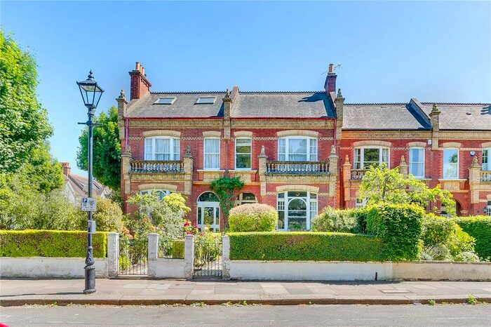 1 Bedroom Flat To Rent In The Crescent, Barnes, London, SW13