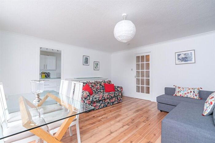 2 Bedroom Flat To Rent In Springwell Place, Edinburgh, EH11