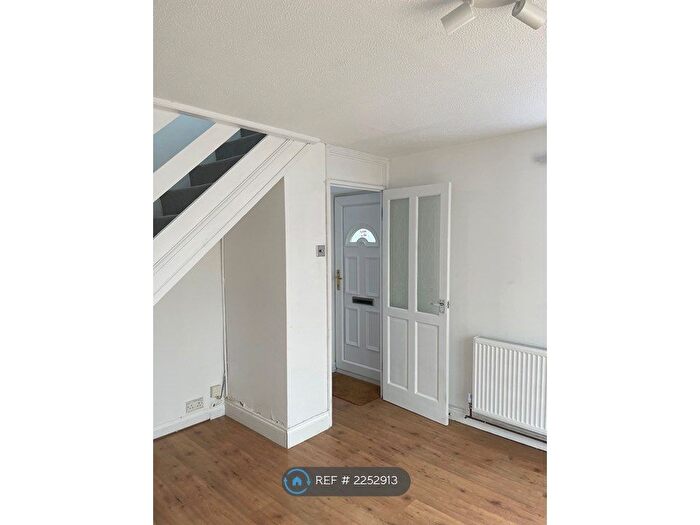 2 Bedroom Semi-Detached House To Rent In Kestrel Way, Luton, LU4