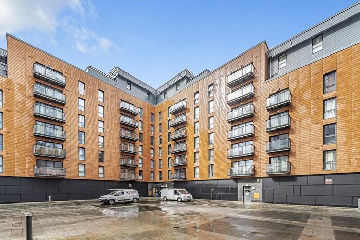 2 Bedroom Flat To Rent In Railway Terrace, Slough, SL2