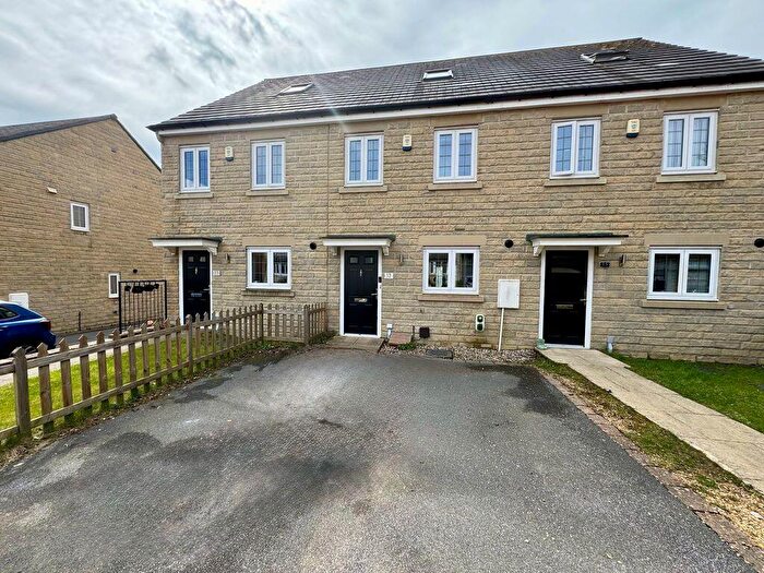 3 Bedroom Town House For Sale In Whitehouse Close, Holmfield, HX2