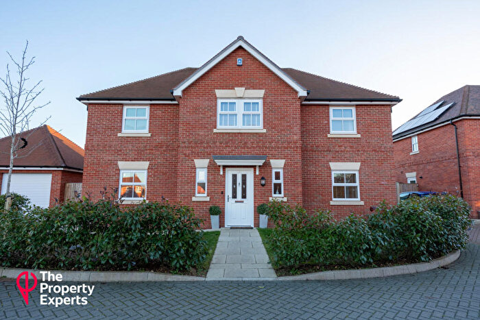 5 Bedroom Detached House For Sale In Canberra Lake Way, Reading, RG10