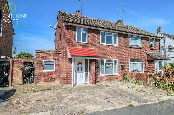 3 Bedroom Semi-Detached House To Rent In Norris Rise, Hoddesdon, EN11