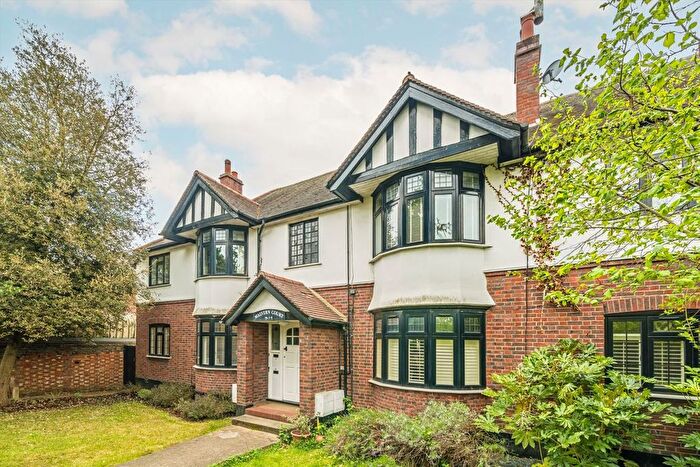 2 Bedroom Flat For Sale In Hook Road, Surbiton, KT6