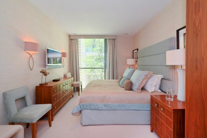 2 Bedroom Mews For Sale In The Knightsbrige Apartments, SW7