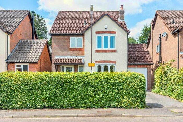 3 Bedroom Detached House For Sale In Lollards Close, Amersham, Buckinghamshire, HP6