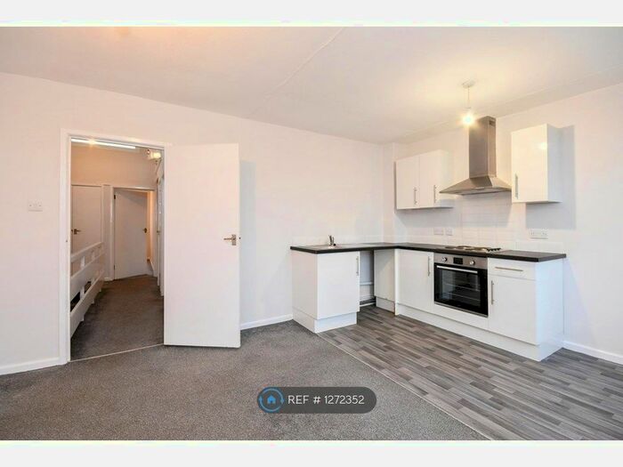 2 Bedroom Flat To Rent In Somerford Road, Christchurch, BH23