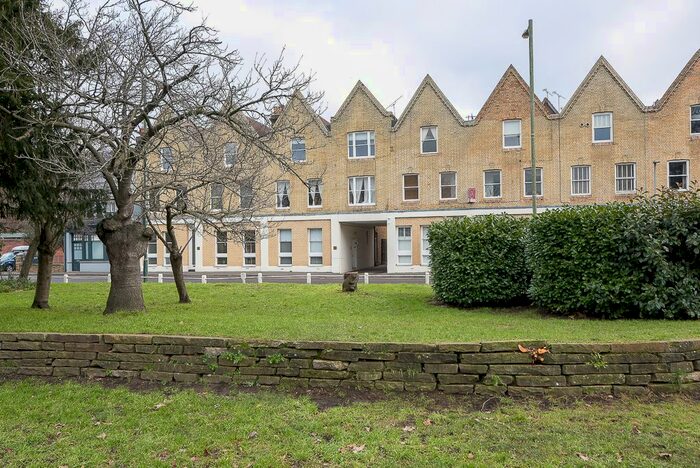 2 Bedroom Flat To Rent In Sheen Lane, London, SW14