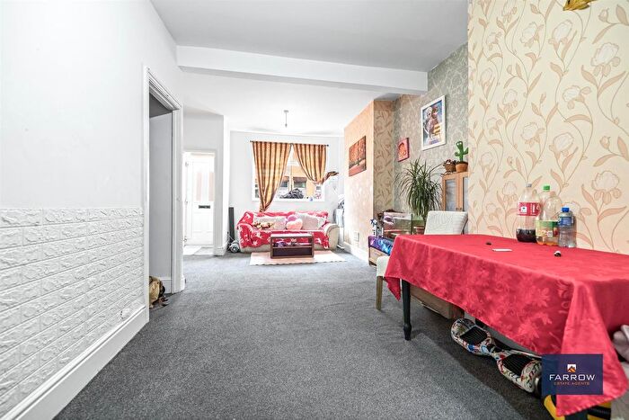 3 Bedroom Terraced House For Sale In Rutland Street, Grimsby, DN32