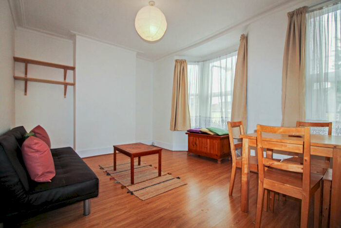1 Bedroom Flat To Rent In The Crescent, Walthamstow, E17