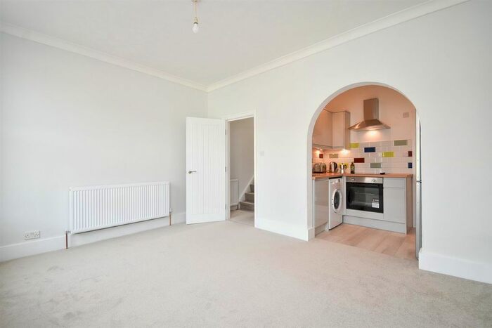 2 Bedroom Flat To Rent In Manor Road, Hastings, TN34