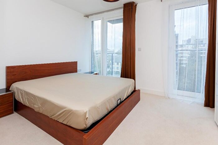 3 Bedroom Apartment To Rent In Whiting Way, London, SE16