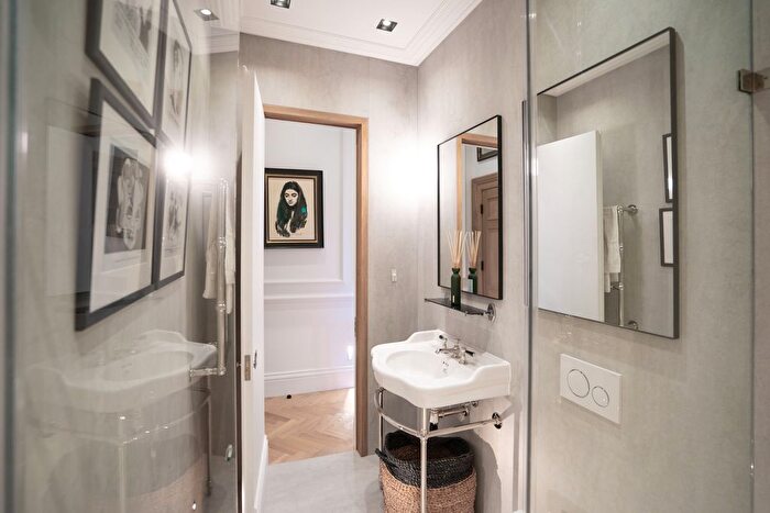 2 Bedroom Flat To Rent In Cadogan Square, London, SW1X