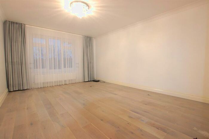 2 Bedroom Flat To Rent In Landau Way, Broxbourne EN10