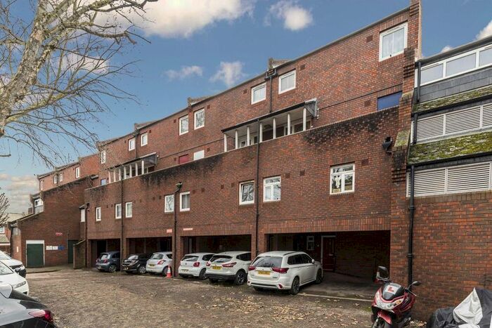 4 Bedroom Flat To Rent In Disraeli Close, London, W4