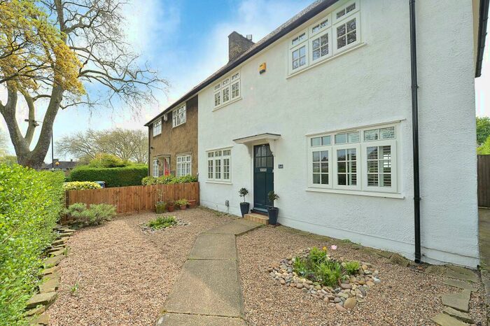 3 Bedroom Terraced House To Rent In Sunray Avenue London, SE24