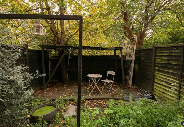 2 Bedroom Flat For Sale In Wimbourne Street, London, N1