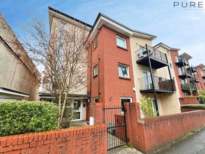 2 Bedroom Flat For Sale In Roxan Mews, Southampton, SO17
