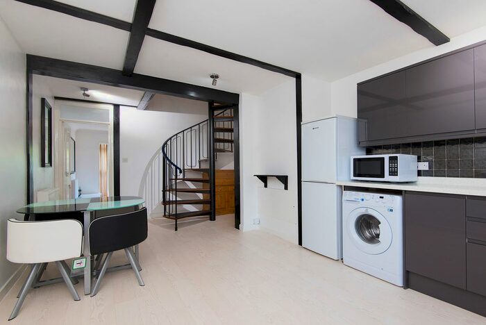 2 Bedroom Maisonette To Rent In Turenne Close, SW18