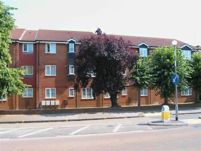 1 Bedroom Flat To Rent In Rosefield Road, Staines, TW18
