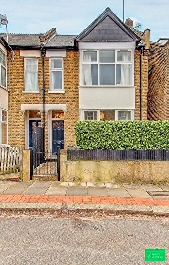 4 Bedroom Semi Detached House For Sale In Avenue Road, London, N12