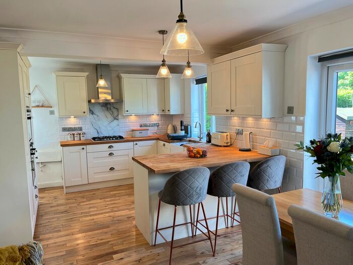 3 Bedroom Semi-Detached House To Rent In Watling Street, Park Street, St Albans, AL2