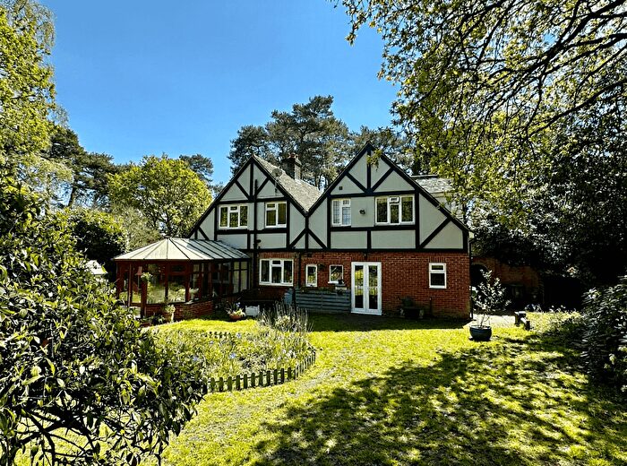 4 Bedroom Detached House For Sale In Sandy Lane, St . Ives, BH24