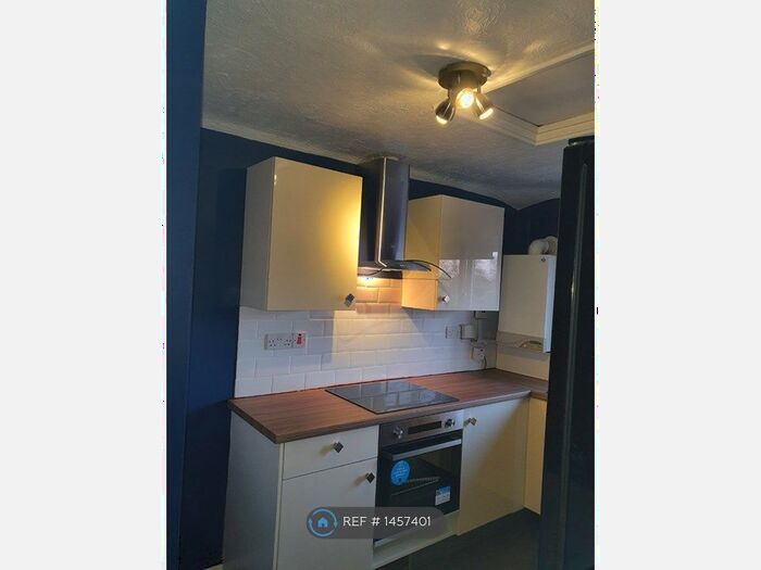 2 Bedroom Maisonette To Rent In Amblecote Road, Tilehurst, Reading, RG30