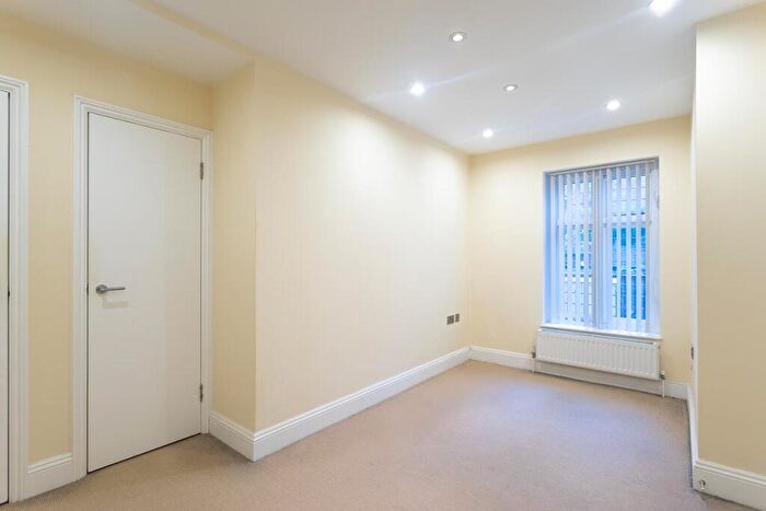 2 Bedroom Flat To Rent In Chimneys Lodge, Forty Hill, Enfield, EN2