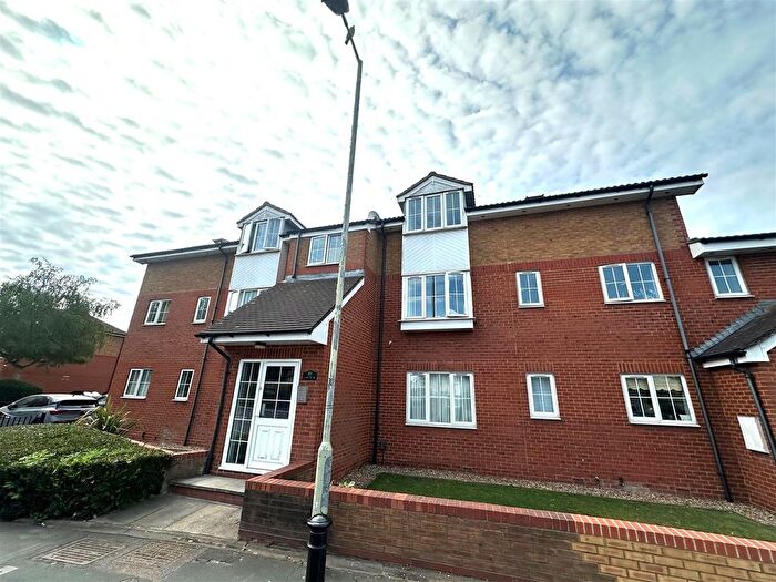 1 Bedroom Flat For Sale In Holm Oak Park, Watford, WD18